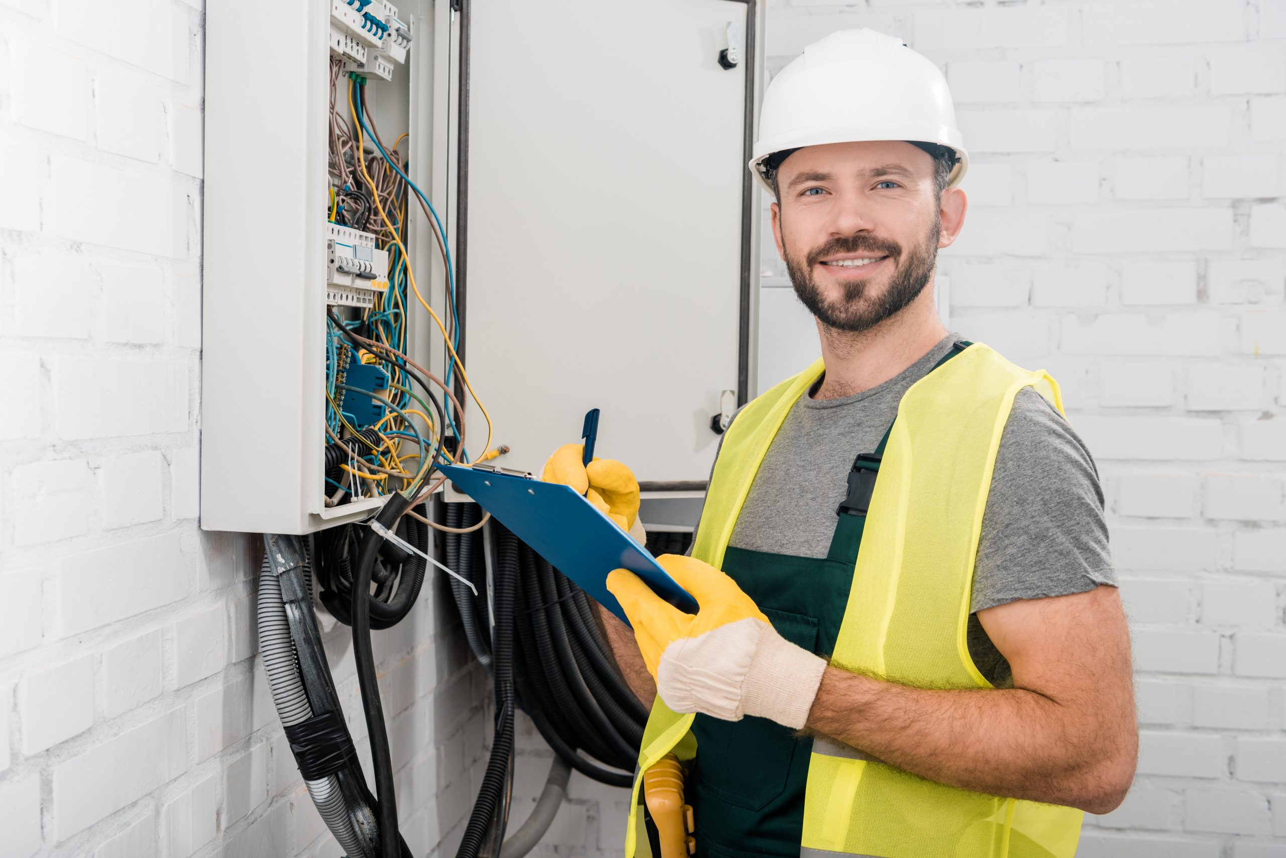 Electricista cualificado revisando una instalación