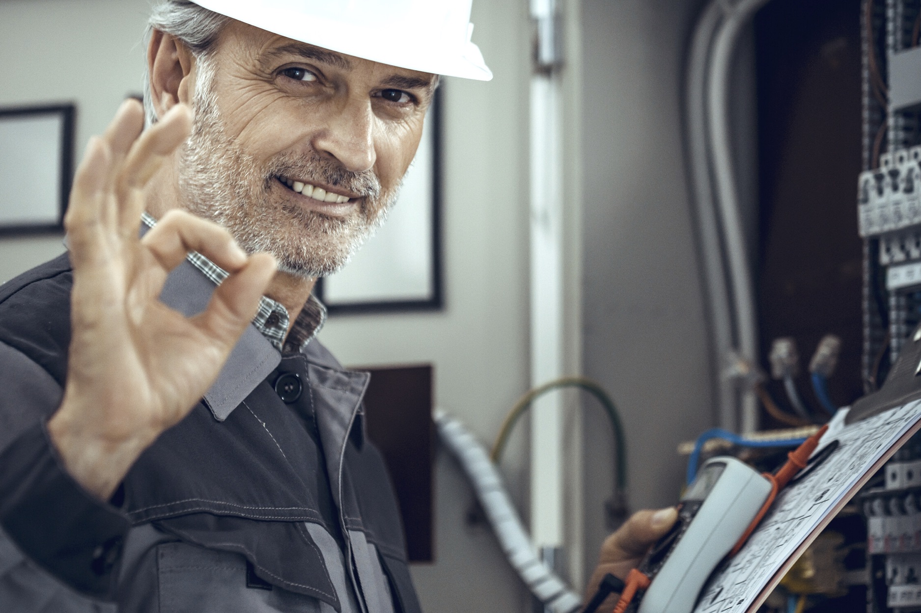 Electricista colocando puntos de luz nuevos