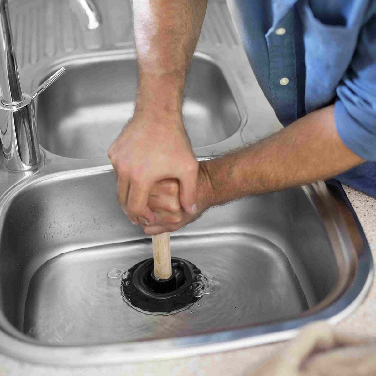 Fontanero arreglando una fuga de agua